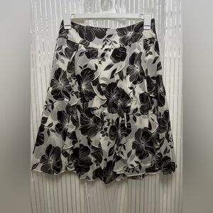 “Ann Taylor” SZ: (4) Black & White Ruffle Front, Zip & Eye Closure Wide Band